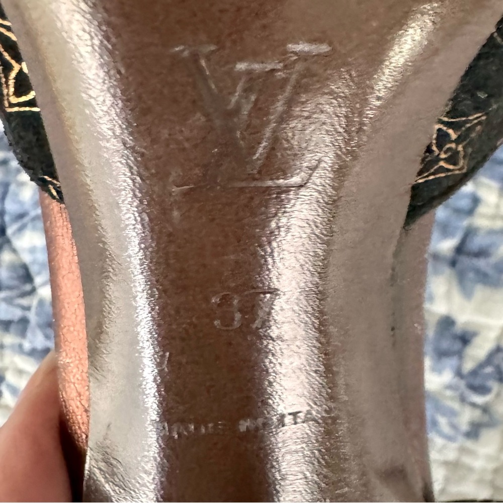LOUIS VUITTON BLACK SUEDE HEELS METALLIC GOLD LV LOGO PRINT IT SIZE 37 - Picture 6 of 10
